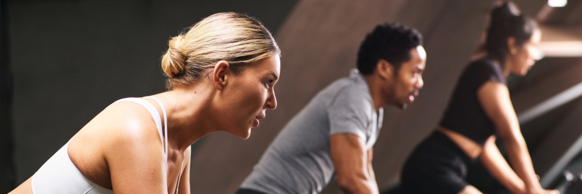 Drie mensen die fietsen