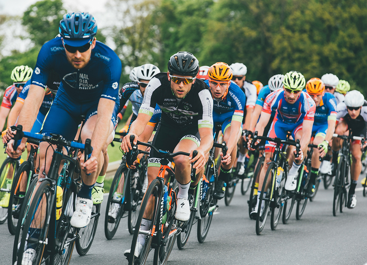 Peloton de cyclistes en pleine course Tour de France 2026