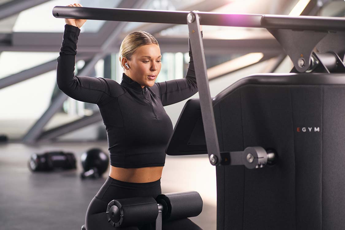 femme utilisant une machine fitness