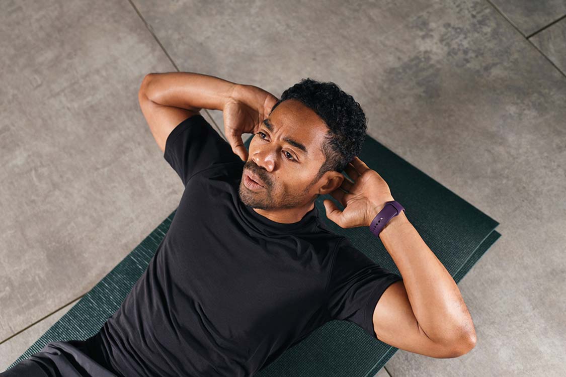 Homme faisant des abdos