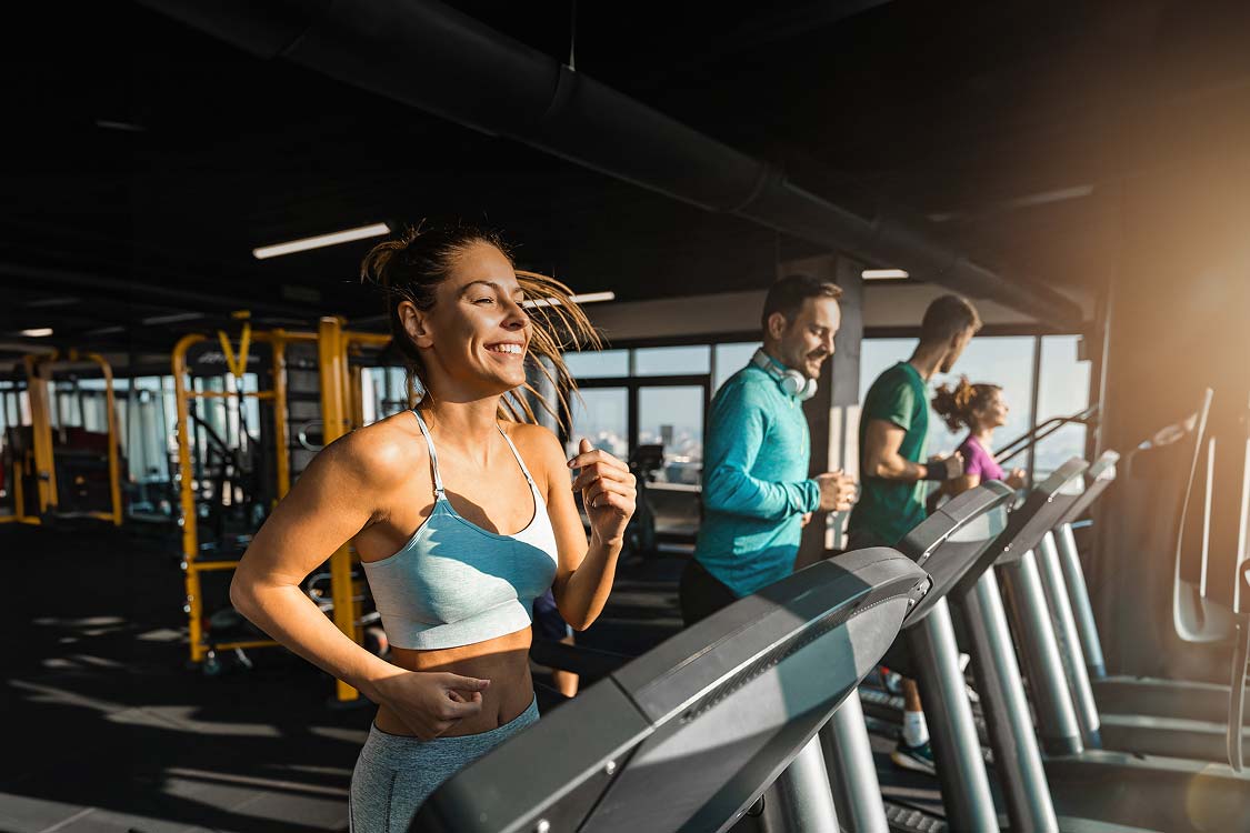 personnes courant sur un tapis