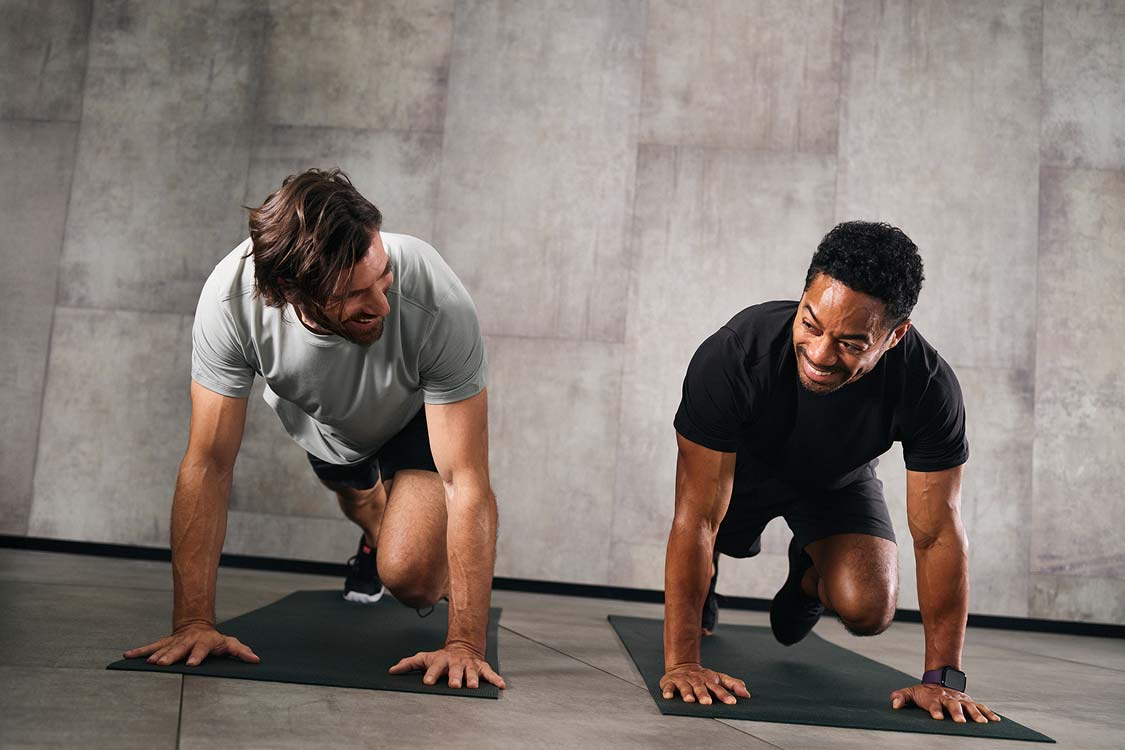2 hommes faisant du sport ensemble