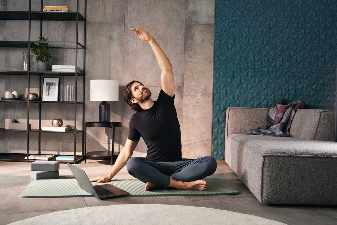 homme faisant yoga